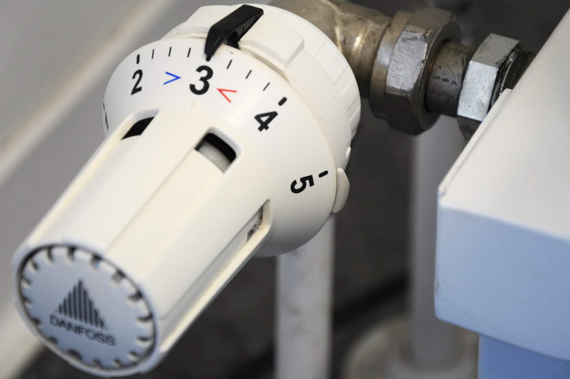Primer plano de la válvula termostática del radiador control de temperatura  y ahorro de consumo
